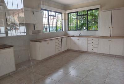 5 Bed House with En Suite in Runda