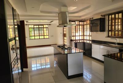 5 Bed House with En Suite in Runda - 2