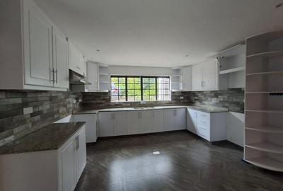 5 Bed Townhouse with En Suite in Rosslyn