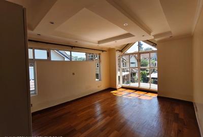 5 Bed Townhouse with En Suite in Lavington - 4