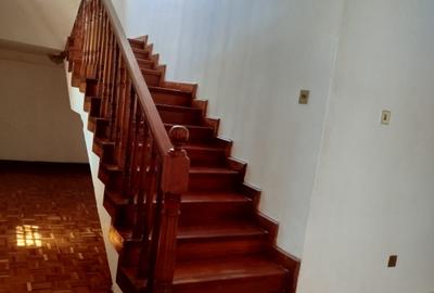 5 Bed House with En Suite in Runda - 2