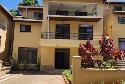 5 Bed Townhouse with En Suite in Lavington