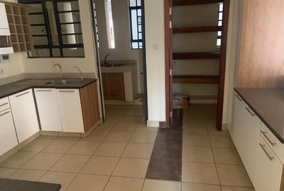3 Bed Apartment with En Suite at Rhapta Rd