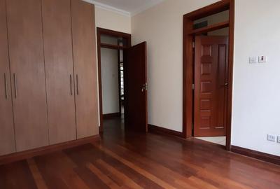 5 Bed Townhouse with En Suite at Lavington - 4