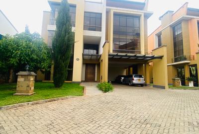5 Bed Townhouse with En Suite in Lavington - 2