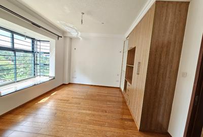 3 Bed Apartment with En Suite in Riverside