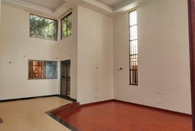 5 Bed Townhouse with En Suite in Lavington - 3