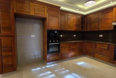 6 Bed Villa with En Suite in Lavington - 3