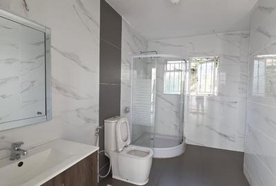 6 Bed House with En Suite in Lavington - 4