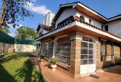 5 Bed House with En Suite at Lavington Green