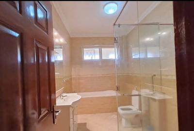 3 Bed Apartment with En Suite in Westlands Area - 4