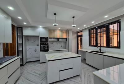 5 Bed House with En Suite in Runda - 3