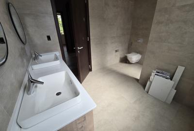 5 Bed House with En Suite in Lavington - 3