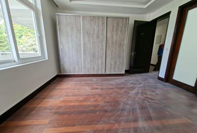 5 Bed House with En Suite at Runda - 2