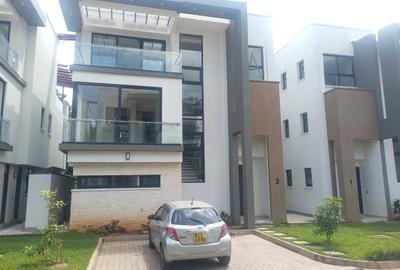 4 Bed Villa with En Suite at Lavington Green