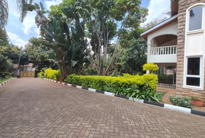 4 Bed House with En Suite at Hill View - 3