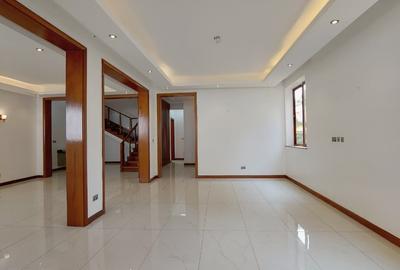6 Bed Townhouse with En Suite in Lavington - 2