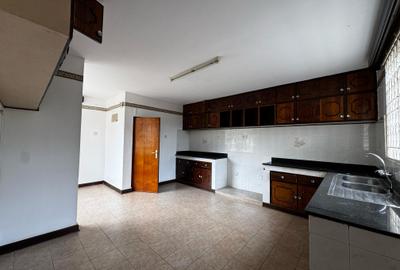5 Bed House with En Suite in Runda