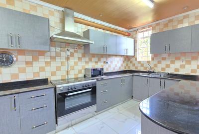 3 Bed Townhouse with En Suite at Old Runda. - 4