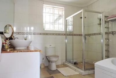 5 Bed Villa with En Suite in Nyari