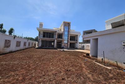 5 Bed House with En Suite in Runda