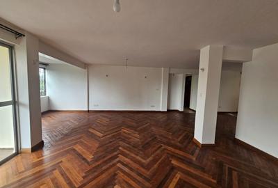 4 Bed Apartment with En Suite in Westlands Area