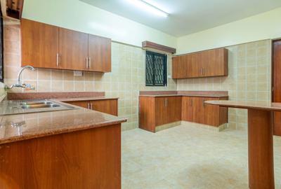 3 Bed Apartment with En Suite in Rhapta Road