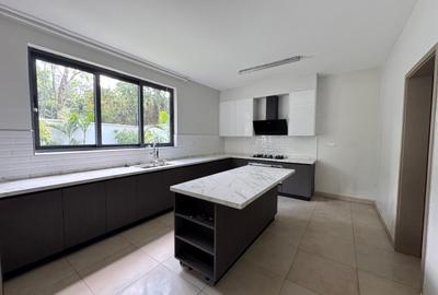 5 Bed Townhouse with En Suite in Lavington - 3