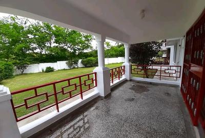 3 Bed Apartment with En Suite at Links Road - 3