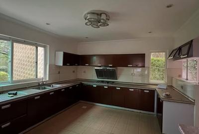4 Bed Townhouse with En Suite at Riverside Drive - 3