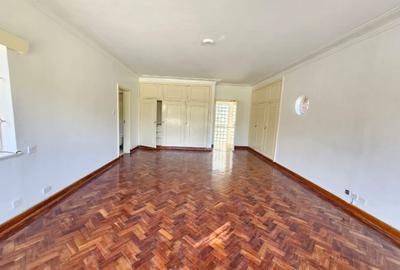6 Bed House with En Suite in Rosslyn