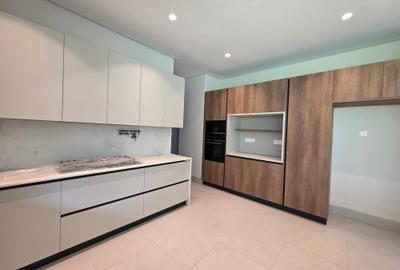 5 Bed House with En Suite in Brookside