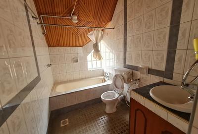 5 Bed Townhouse with En Suite in Brookside - 4
