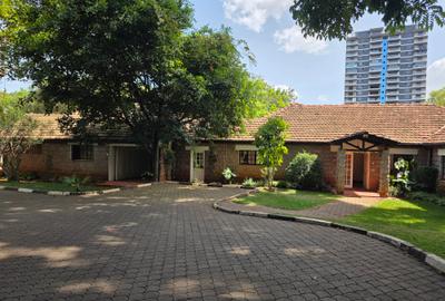 4 Bed House with En Suite at Lavington - 2