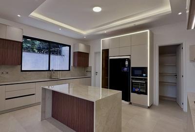 5 Bed Townhouse with En Suite in Lavington - 2