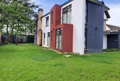 4 Bed House with En Suite in Ridgeways