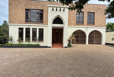 5 Bed House with En Suite in Runda