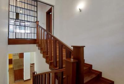 5 Bed Townhouse with En Suite in Westlands Area - 3