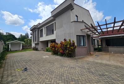 6 Bed Villa with En Suite at Lavington - 2