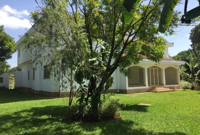 5 Bed House with En Suite in Runda