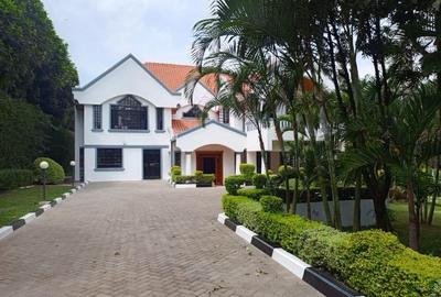 5 Bed House with En Suite in Runda