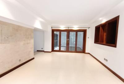 5 Bed Townhouse with En Suite in Lavington - 3