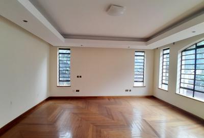 5 Bed Townhouse with En Suite at Lavington - 4