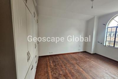 5 Bed House with En Suite in Runda