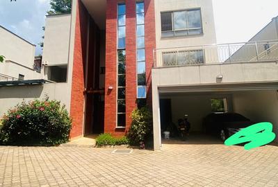 5 Bed Villa with En Suite in Lavington