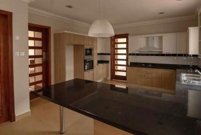 5 Bed Townhouse with En Suite in Karen