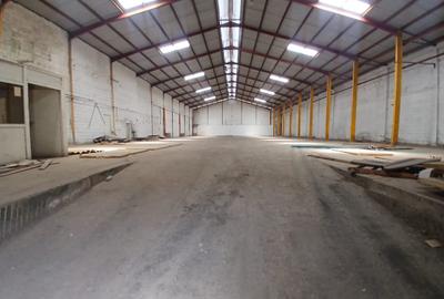 Furnished 14,000 ft² Warehouse with Backup Generator in Industrial Area - 4