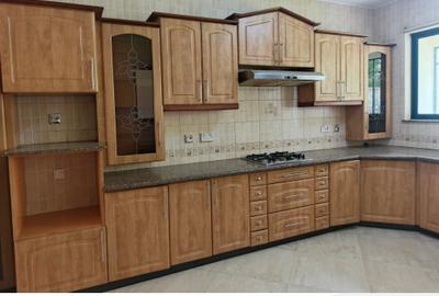4 Bed Townhouse with En Suite in Brookside