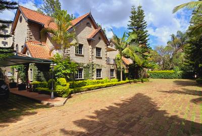 5 Bed Townhouse with En Suite at Lavington Green - 3