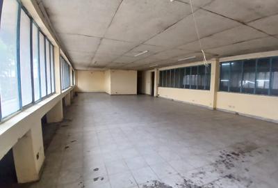 8,000 ft² Warehouse with Parking in Industrial Area